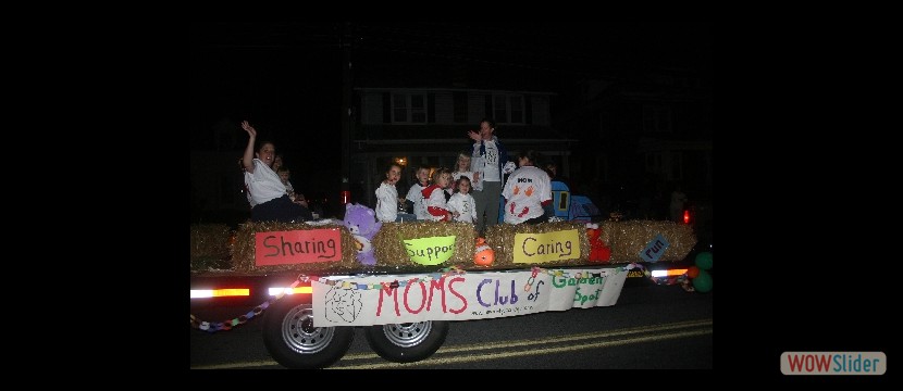 MOMS-Club-float-in-parade